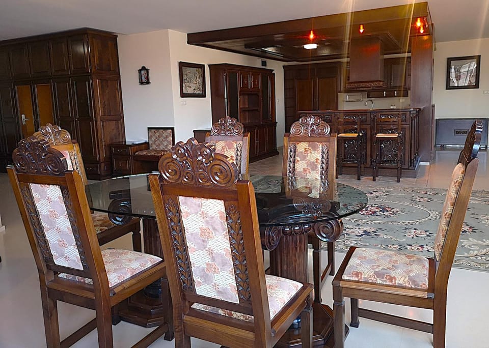 Kitchen or kitchenette, Dining area