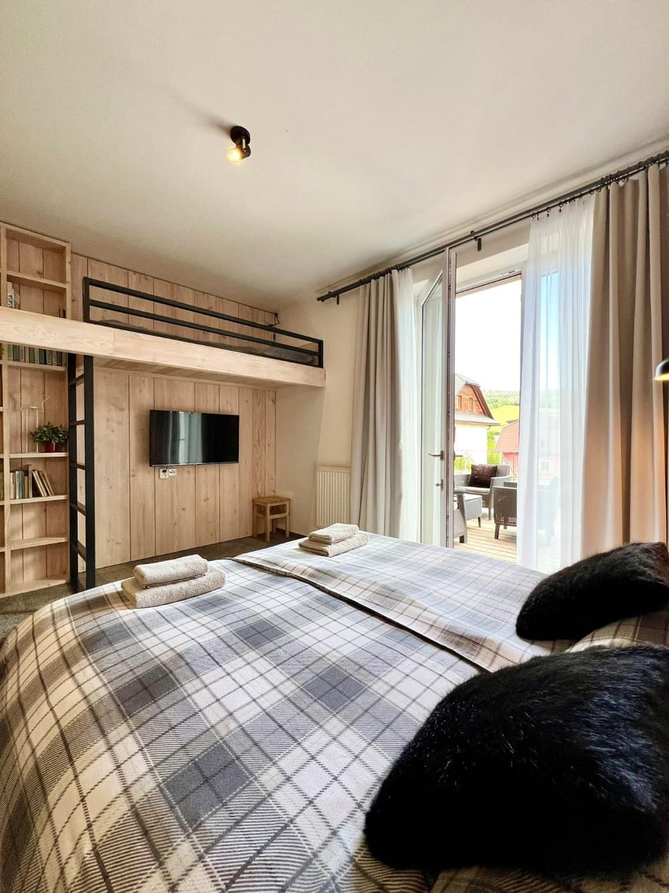 Bed, TV and multimedia, Photo of the whole room, Bedroom
