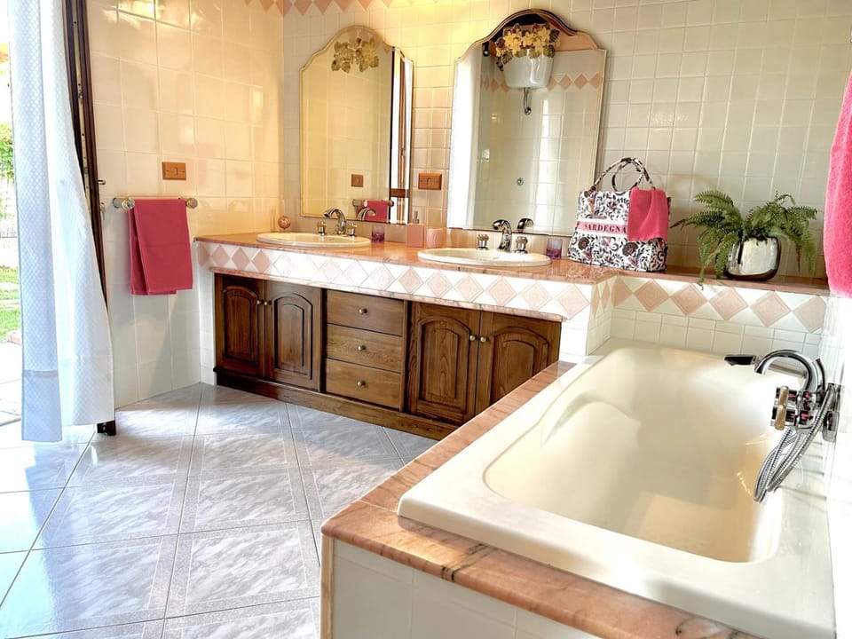 Bathroom, Bath, towels