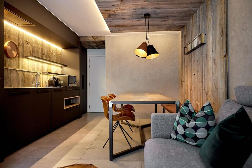 Kitchen or kitchenette, Living room, Seating area, Dining area, minibar