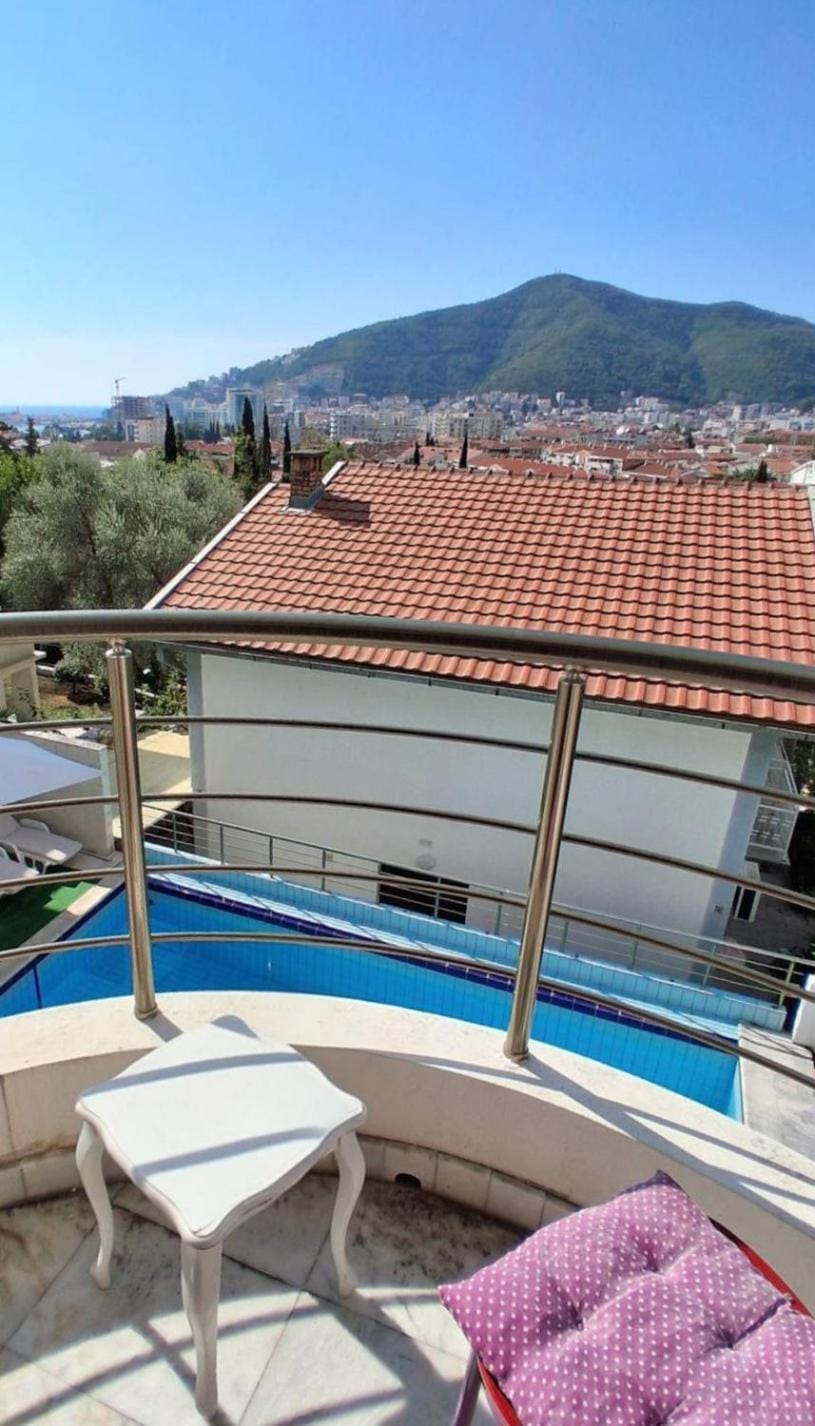 City view, Sea view