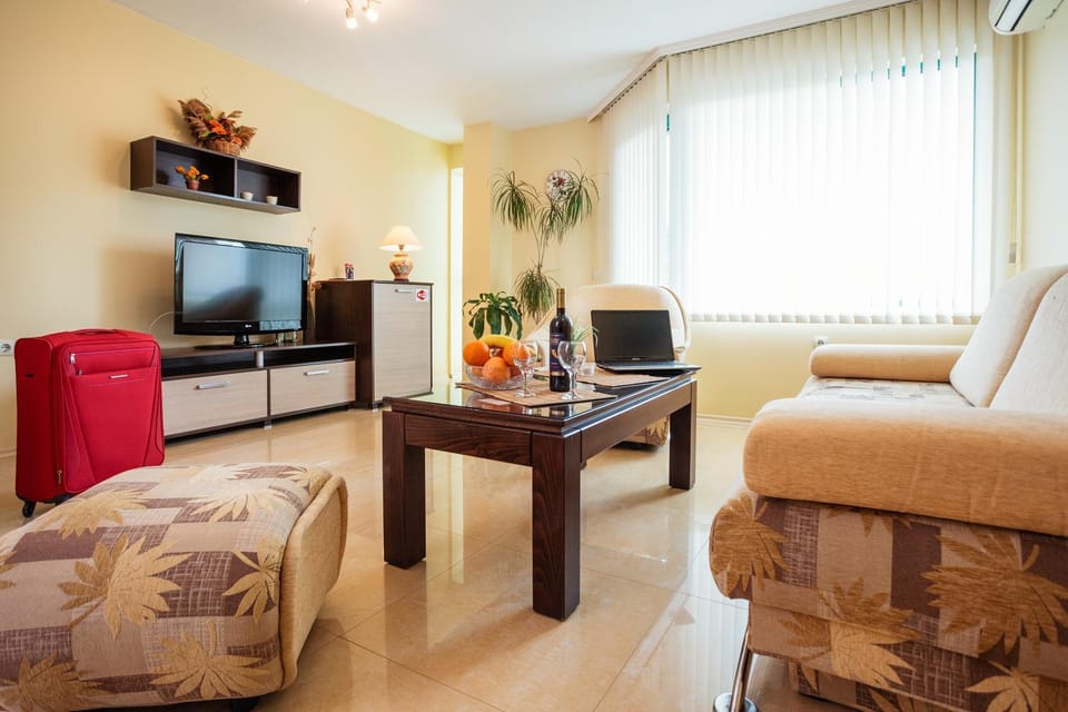 TV and multimedia, Living room, Seating area, Evening entertainment