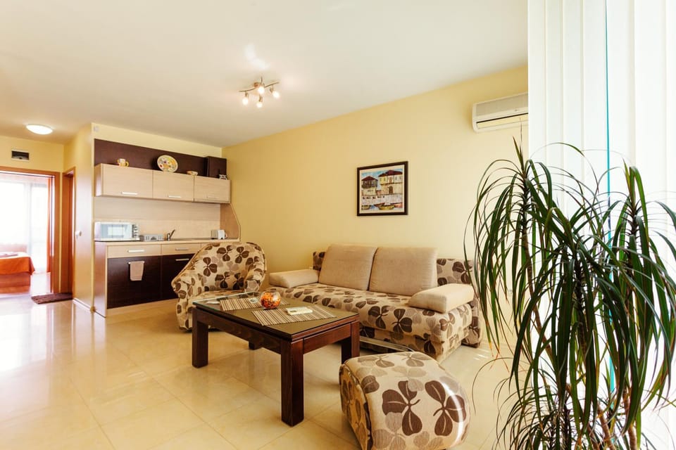 Coffee/tea facilities, Kitchen or kitchenette, Living room, Seating area, Dining area, minibar, air conditioner