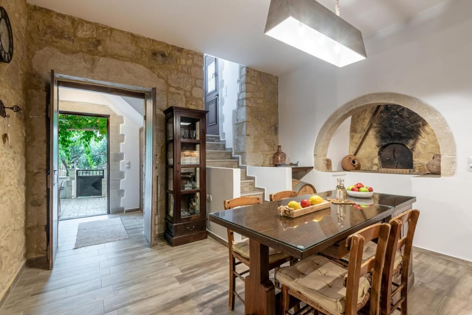 Kitchen or kitchenette, Food and drinks, Dining area