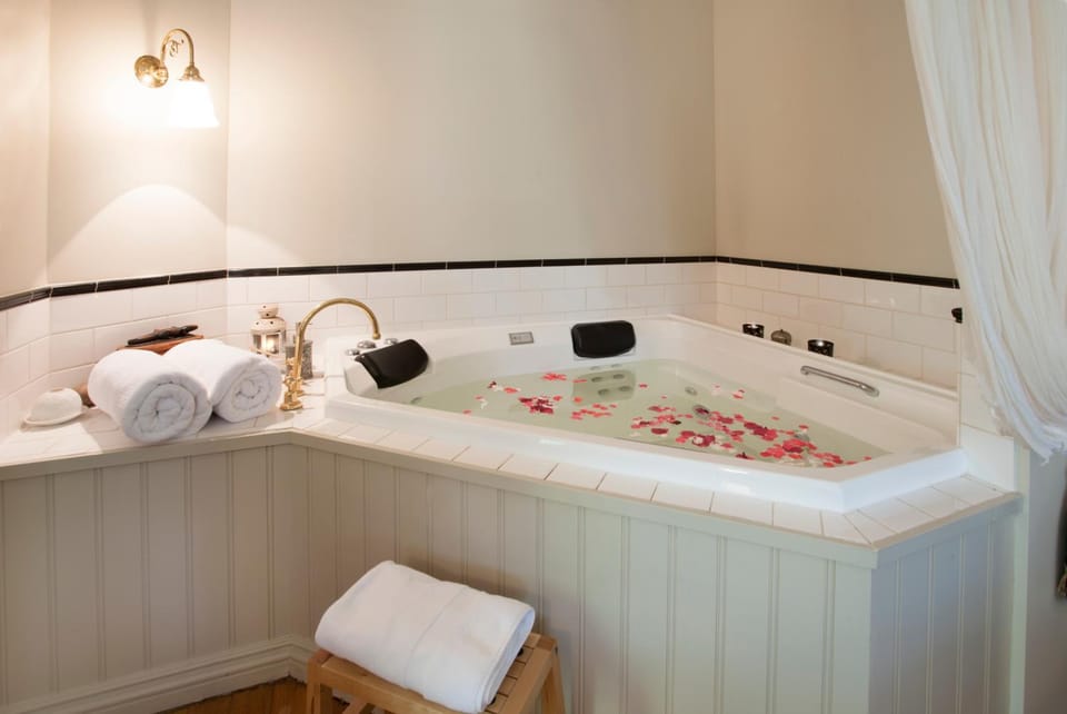 Hot Tub, Bathroom