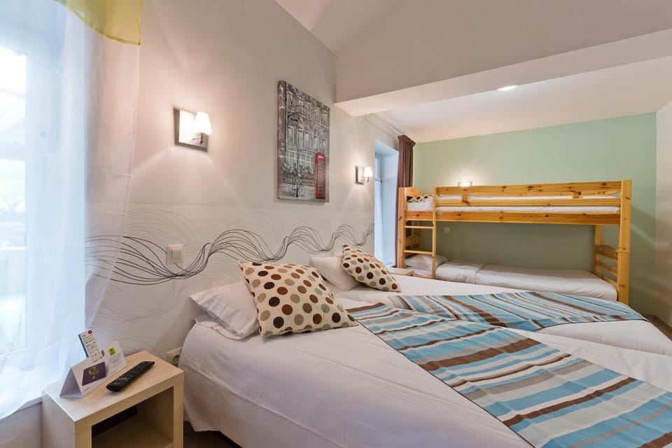 Bedroom, bunk bed