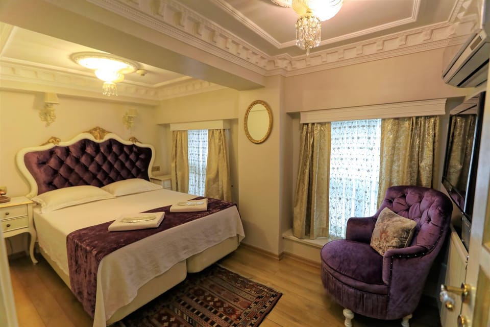 Photo of the whole room, Decorative detail