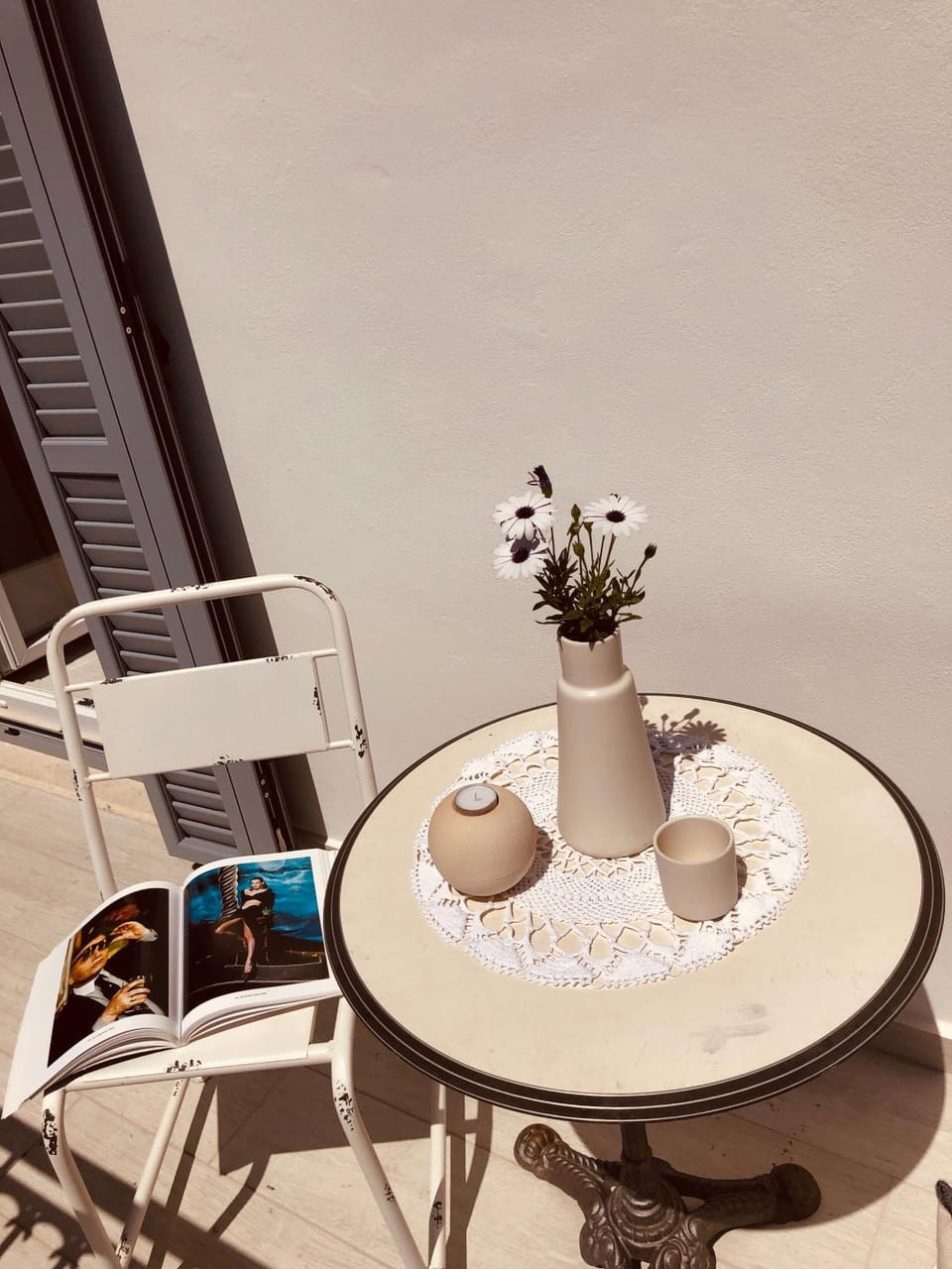 Restaurant/places to eat, Food close-up, Balcony/Terrace, Decorative detail, City view, Street view
