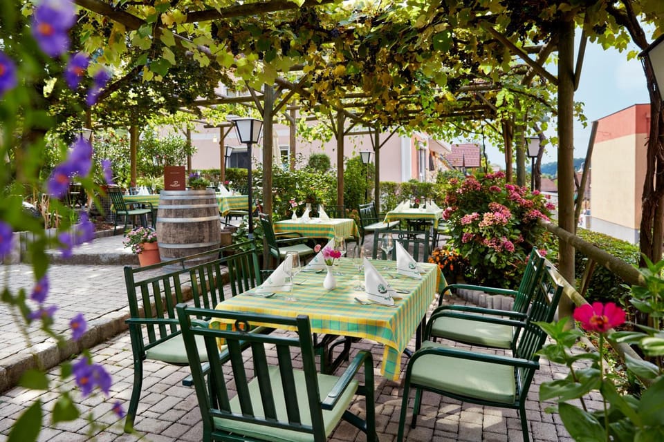 Restaurant/places to eat, Restaurant/places to eat, Garden, Balcony/Terrace