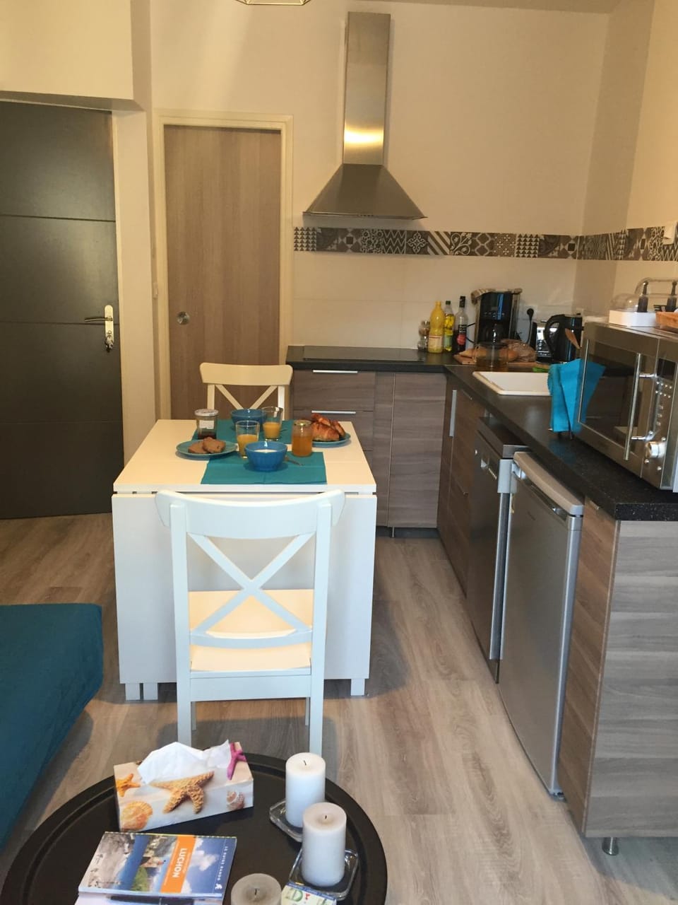 Kitchen or kitchenette, Dining area