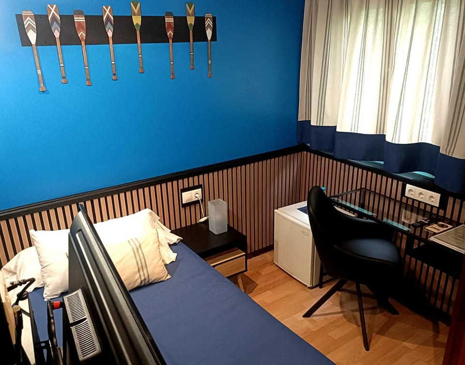 Bed, Photo of the whole room, Seating area, Bedroom