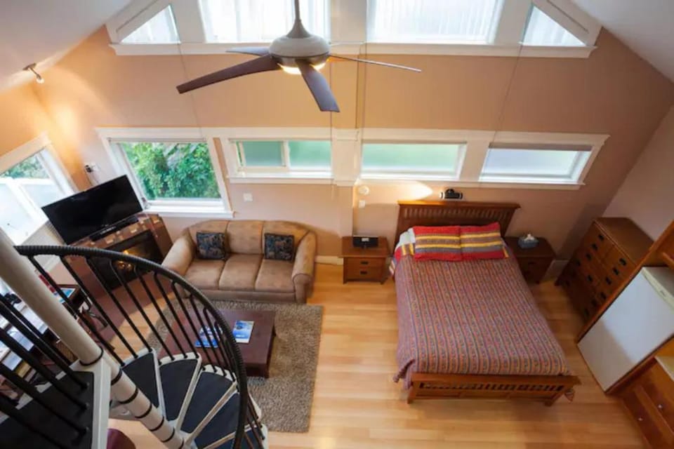 Birds of a Feather Victoria Oceanfront Studio Suites Bed and Breakfast in Vancouver Island
