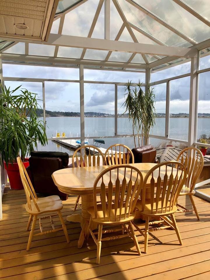 Birds of a Feather Victoria Oceanfront Studio Suites Bed and Breakfast in Vancouver Island