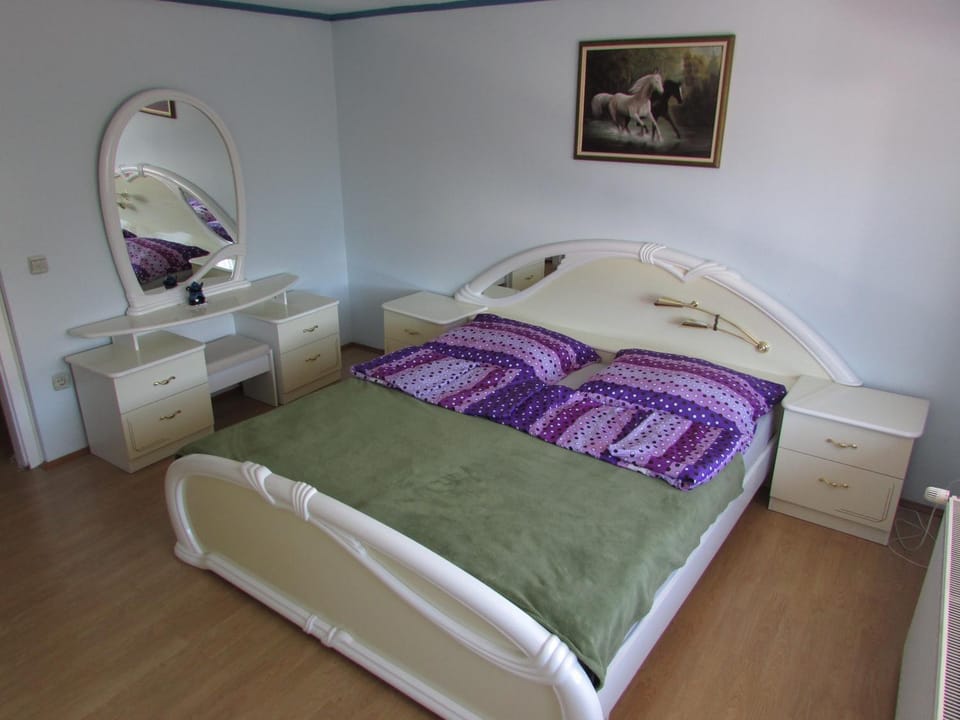 Bed, Decorative detail, Bedroom, wardrobe
