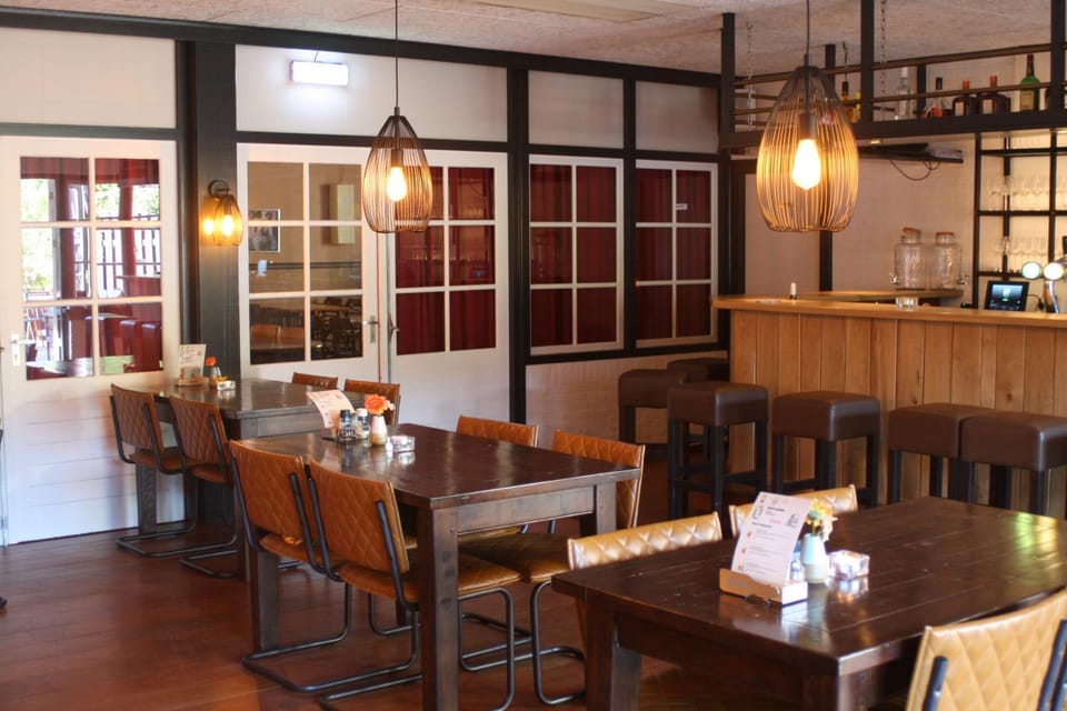 Restaurant/places to eat, Lounge or bar
