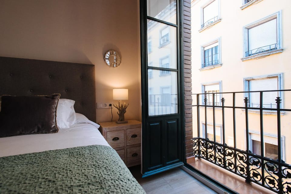 Hostly Aponte exclusive apartment-Center-Fibre-Parking Optional-CLess Apartment in Seville