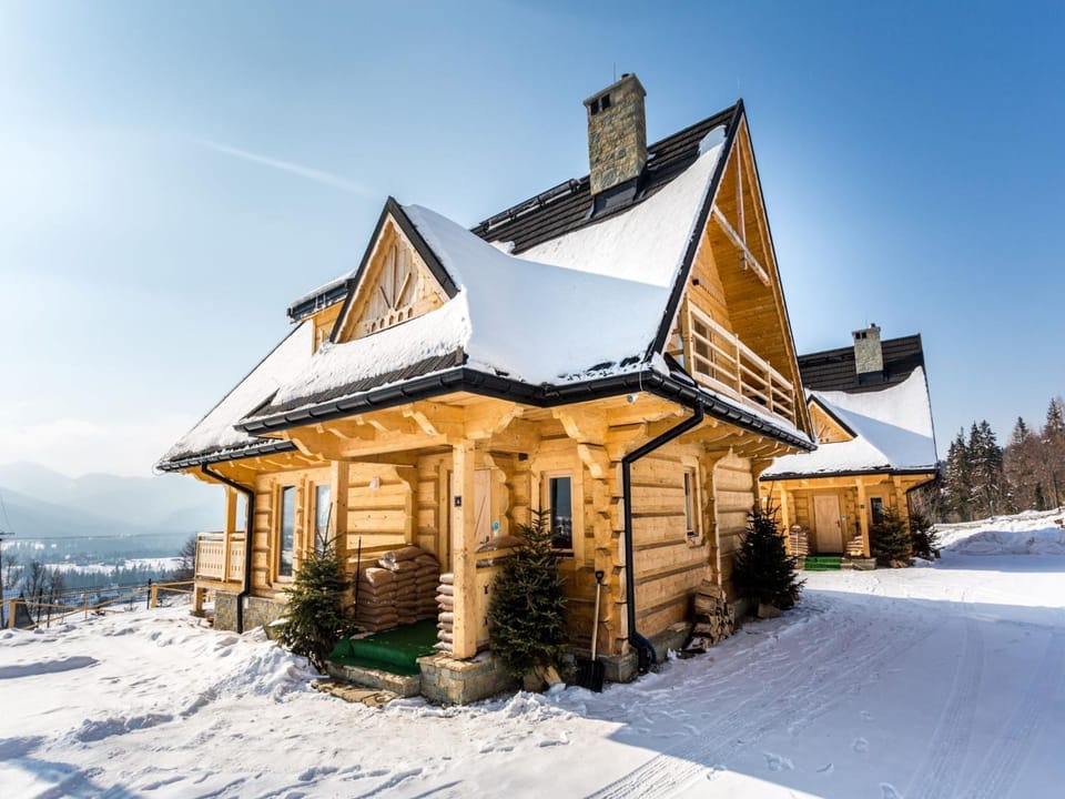 Property building, Facade/entrance, Winter