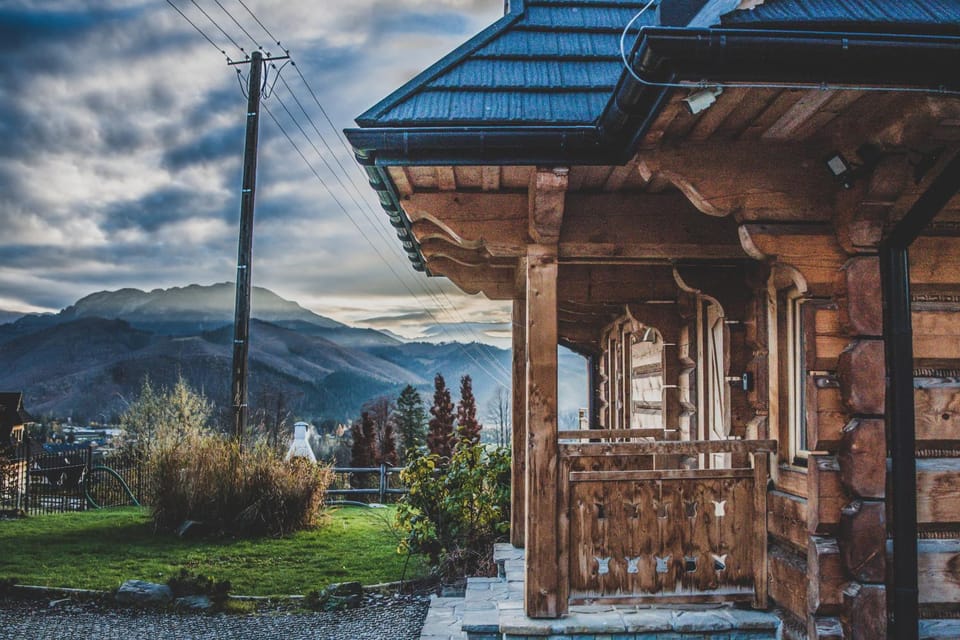 Property building, Day, Natural landscape, Garden, Garden view, Mountain view