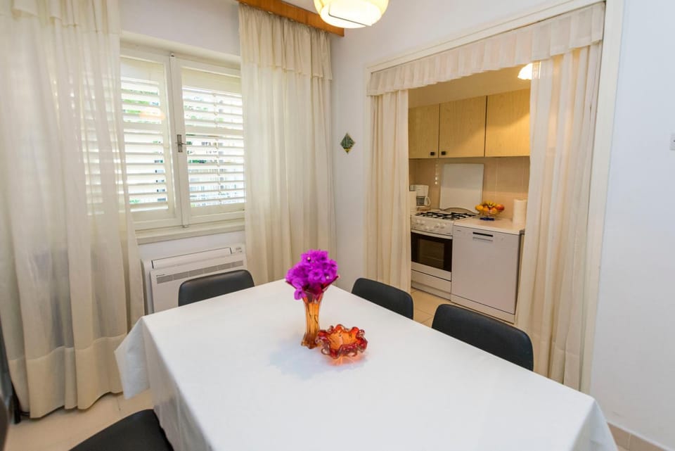 Kitchen or kitchenette, Dining area, stove