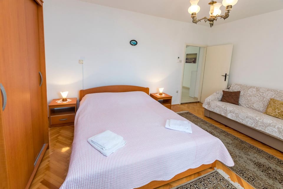 Bed, Photo of the whole room, Seating area, Bedroom, towels, wardrobe