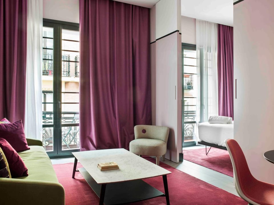 Balcony/Terrace, Living room, Seating area, Dining area, Bedroom