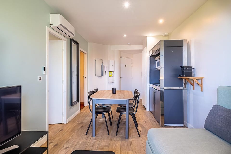 Coffee/tea facilities, Kitchen or kitchenette, Living room, Seating area, Dining area, kitchen