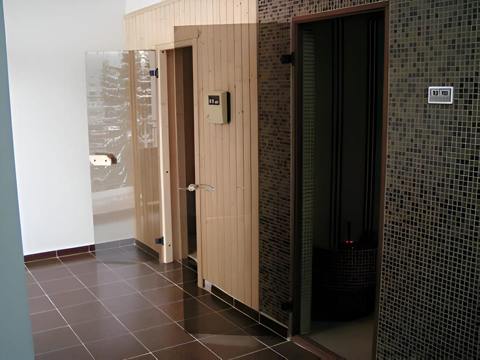 Shower, Property building, Sauna, Bathroom, Decorative detail