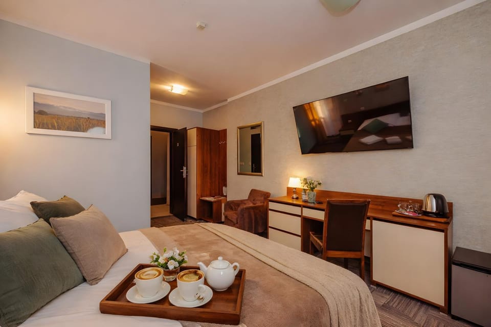 Bed, TV and multimedia, Photo of the whole room
