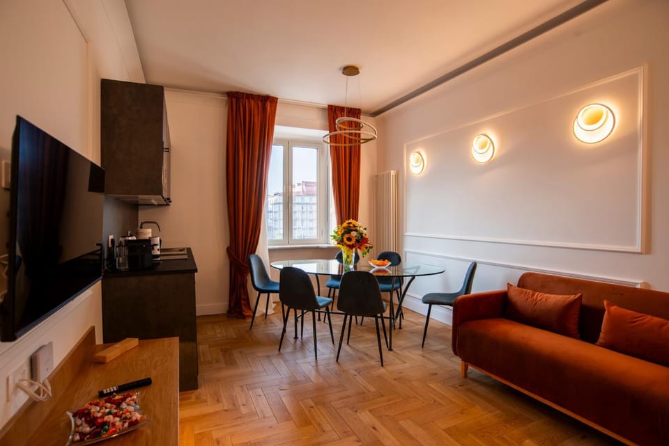 Communal lounge/ TV room, TV and multimedia, Living room, Seating area, Dining area