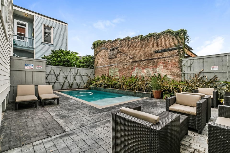 Seating area, Swimming pool, Swimming pool