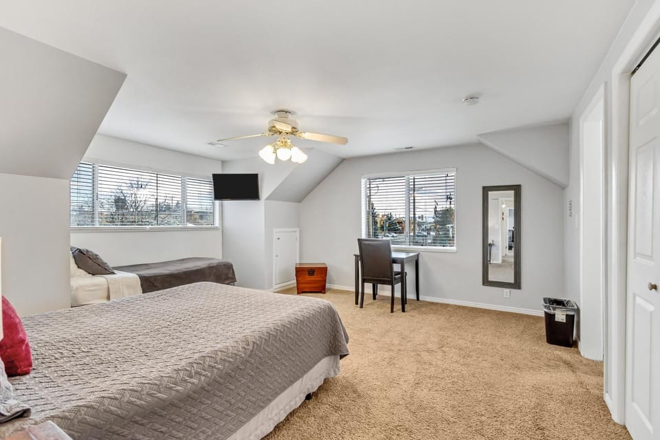 Large Room Near UVU & BYU Bed and Breakfast in Orem