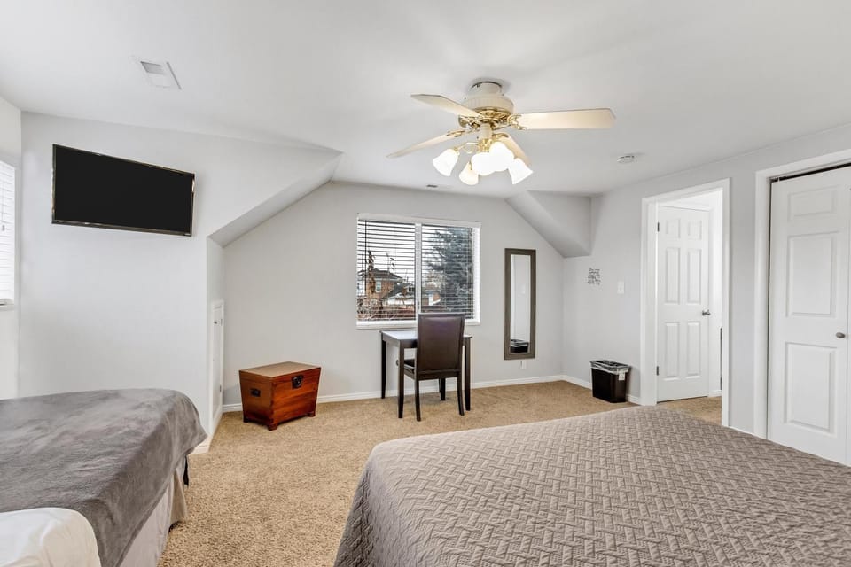 Large Room Near UVU & BYU Bed and Breakfast in Orem