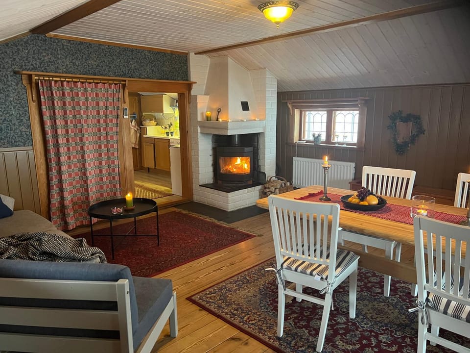 Living room, Dining area, fireplace