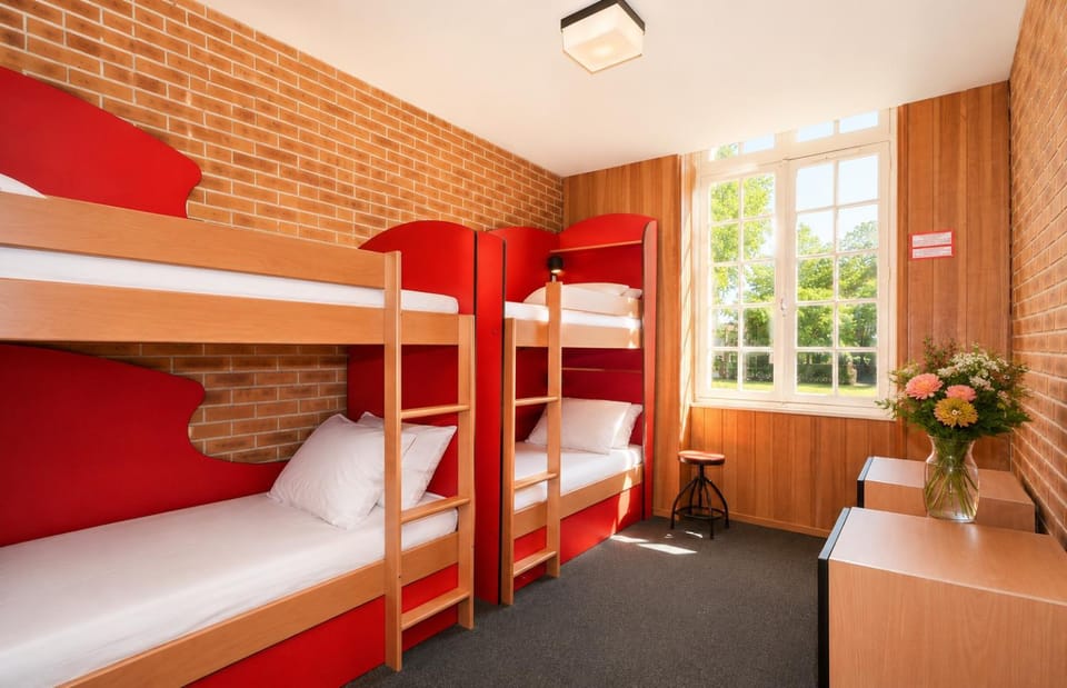 Shower, Toilet, Bed, Photo of the whole room, Bedroom, bunk bed, fireplace, locker