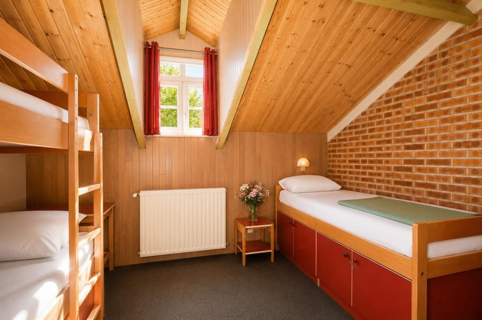 Toilet, Bed, Night, Photo of the whole room, Bedroom, bunk bed