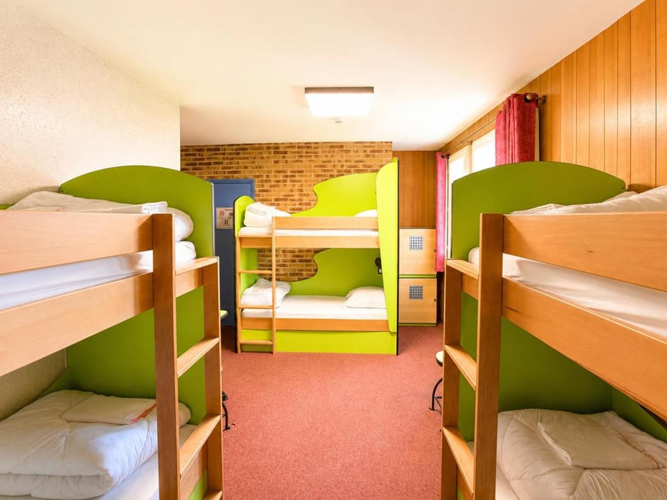 Shower, Bed, Photo of the whole room, Bedroom, group of guests, bunk bed, locker