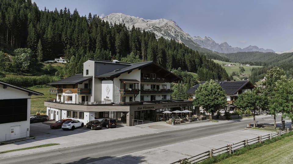 Property building, Restaurant/places to eat, Balcony/Terrace