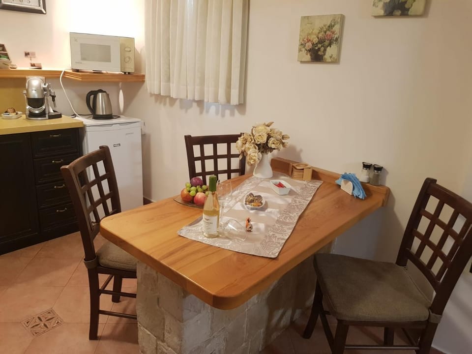 Coffee/tea facilities, Kitchen or kitchenette, Dining area