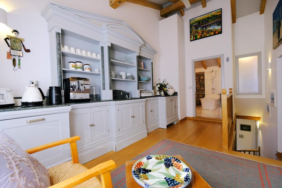 Coffee/tea facilities, Kitchen or kitchenette, Food and drinks, Dining area, Communal kitchen