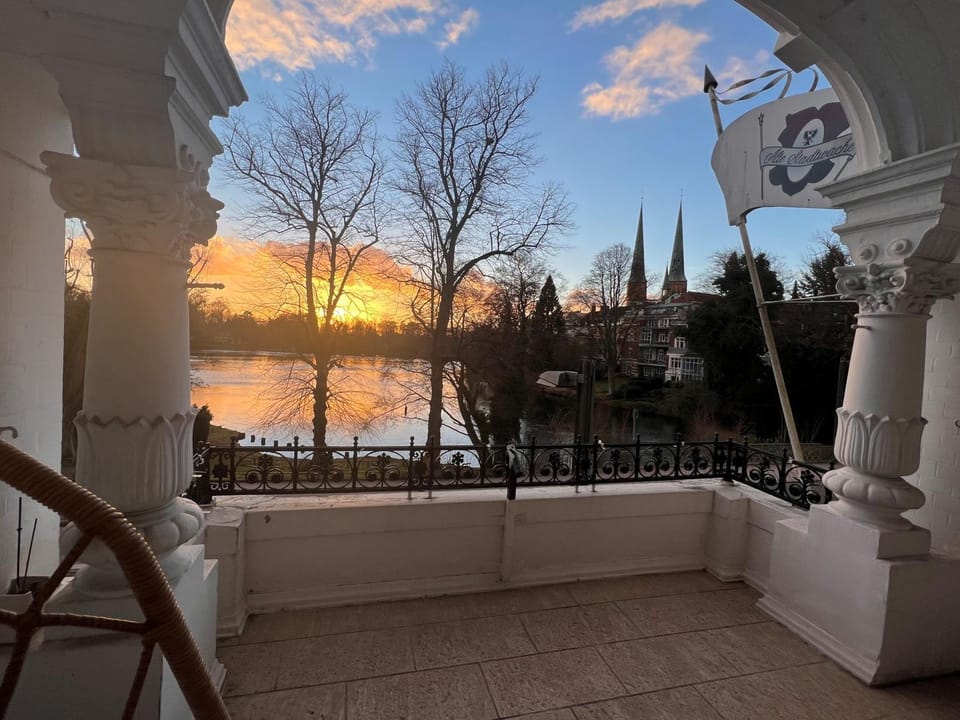 View (from property/room), Balcony/Terrace, Lake view
