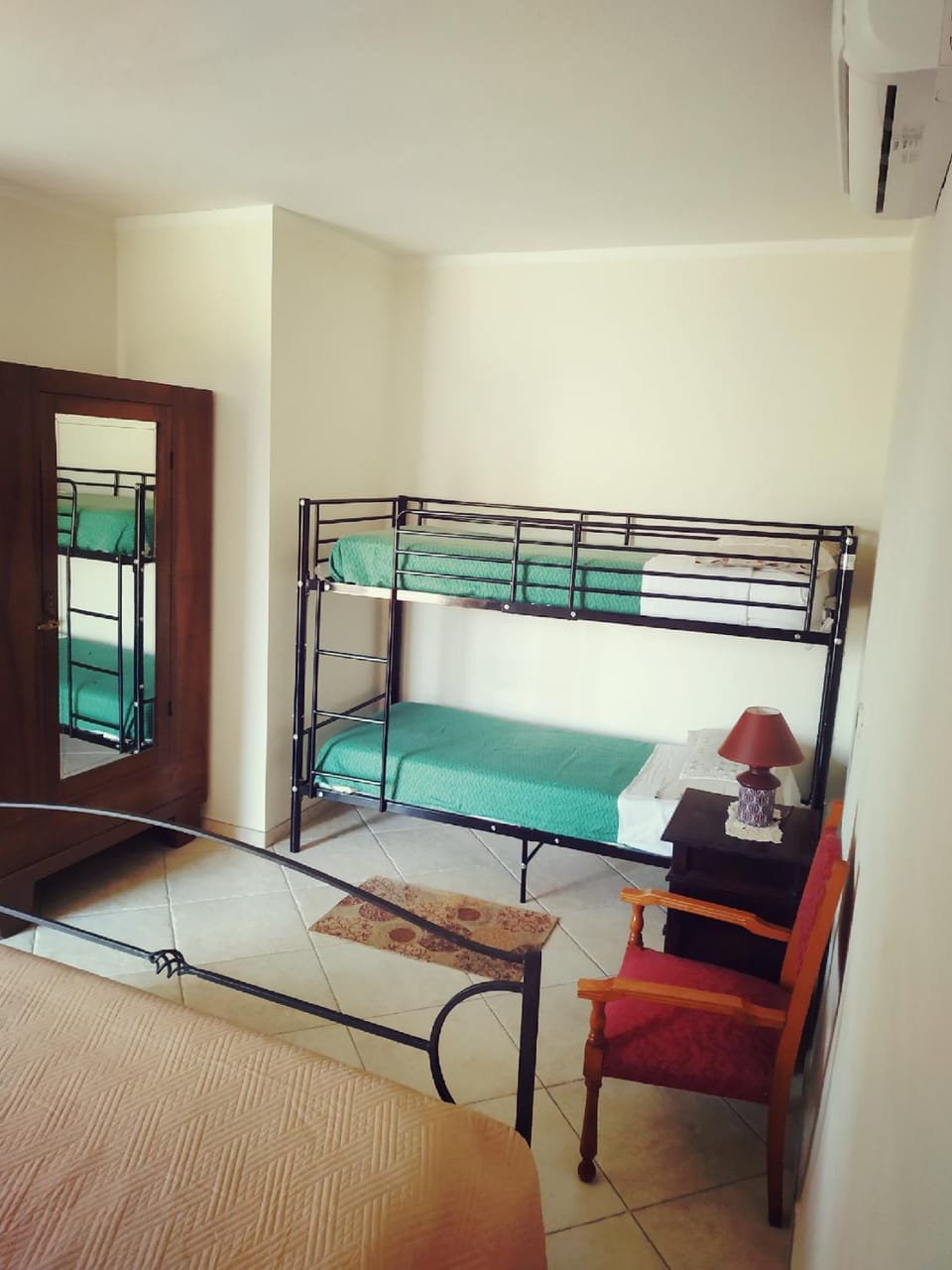 Bedroom, bunk bed
