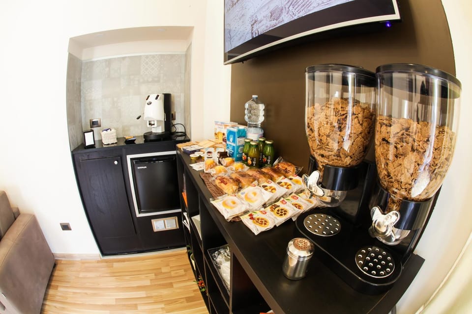 Coffee/tea facilities, Food and drinks, Food, Buffet breakfast, Italian breakfast, Italian breakfast, Drinks, Non alcoholic drinks, minibar