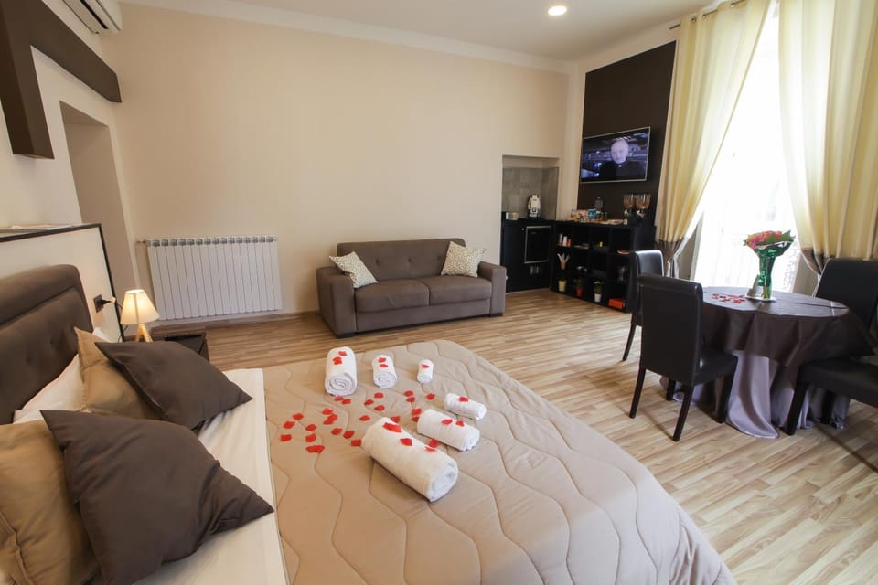 Bed, TV and multimedia, Living room, Photo of the whole room, Seating area, Dining area, Bedroom, air conditioner, air conditioner