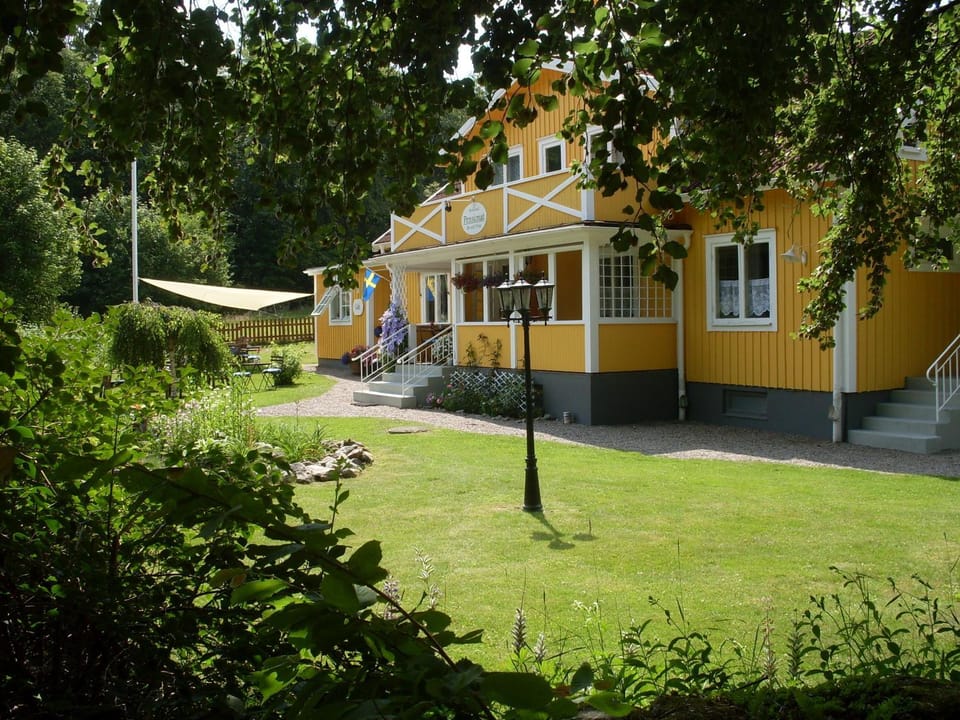 Property building, Facade/entrance, Summer, Garden