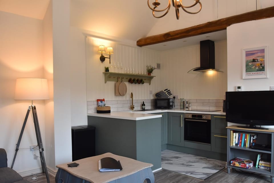 Coffee/tea facilities, Kitchen or kitchenette, dishwasher, stove