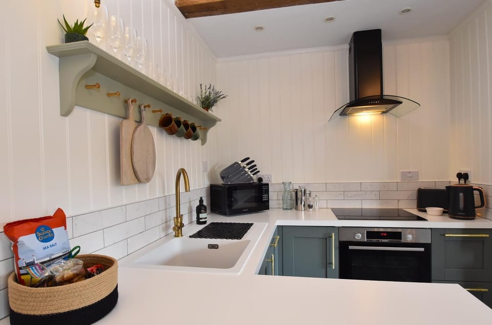 Coffee/tea facilities, stove, kitchen