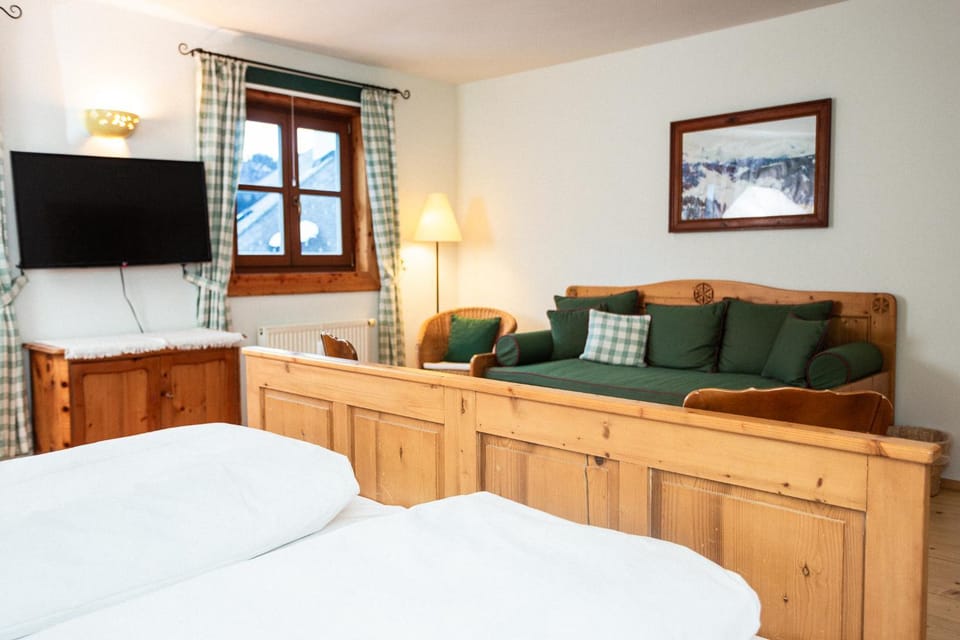 Bed, Photo of the whole room, Seating area, Evening entertainment