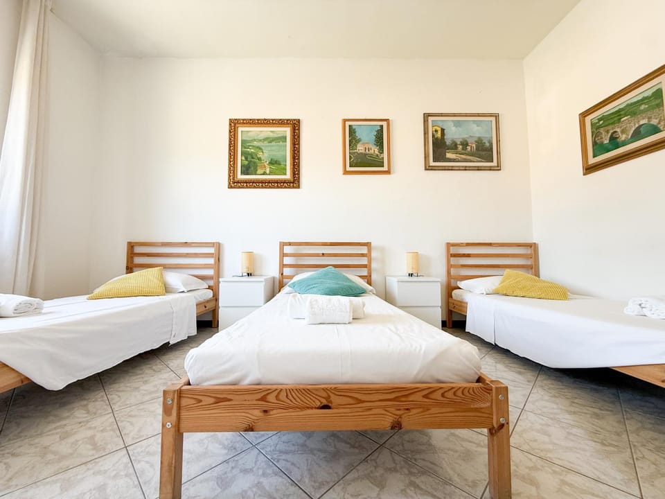 Bed, Bedroom, towels