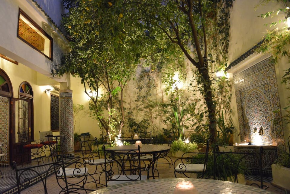 Property building, Patio, Restaurant/places to eat, Balcony/Terrace, Area and facilities