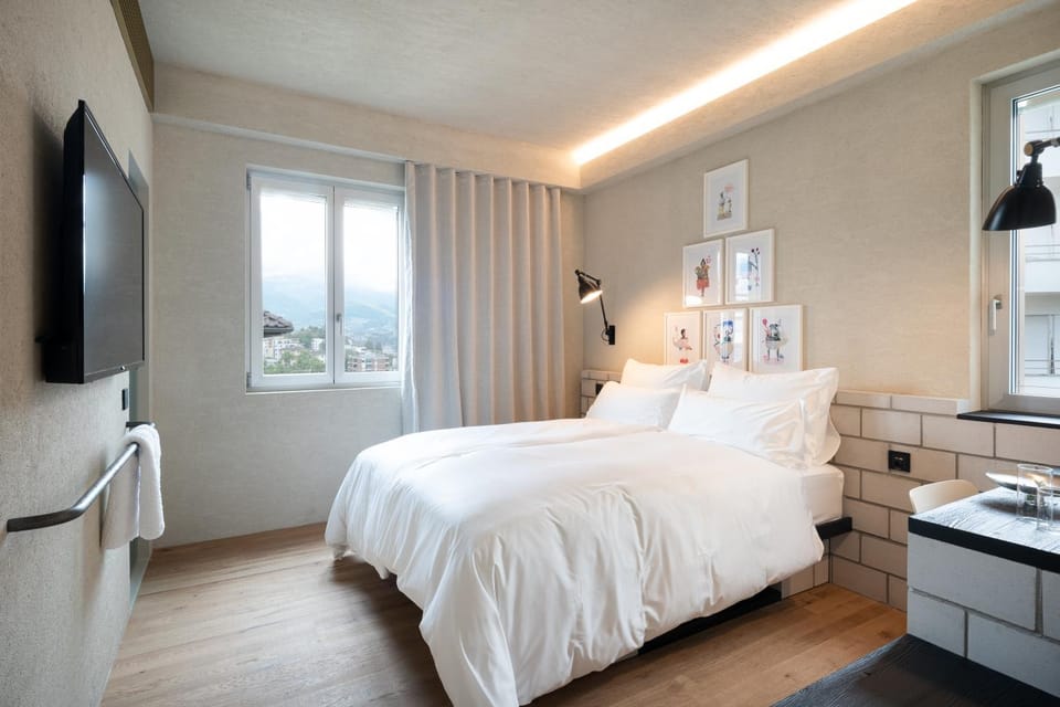 Bed, TV and multimedia, Photo of the whole room, Bedroom